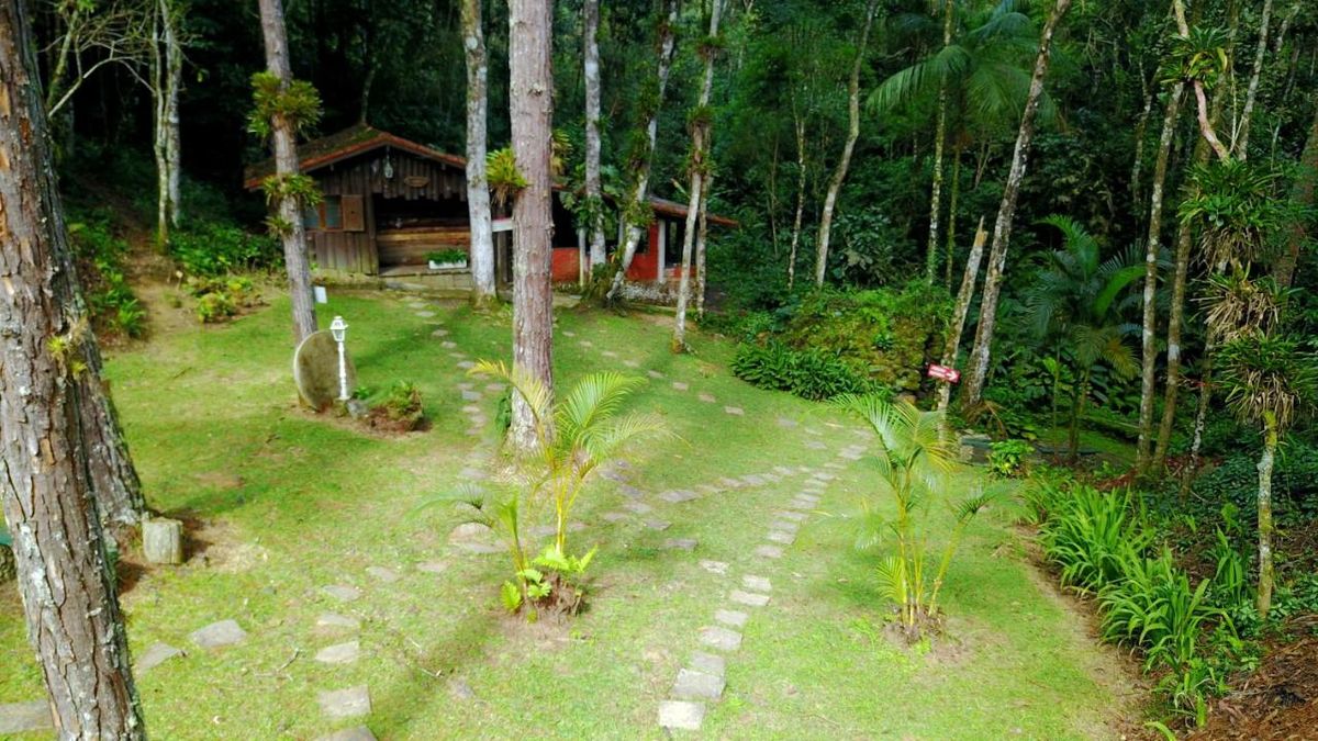 Chalé no bosque, visto do gramado — Chalé Govinda, Gaura Mandir, Teresópolis