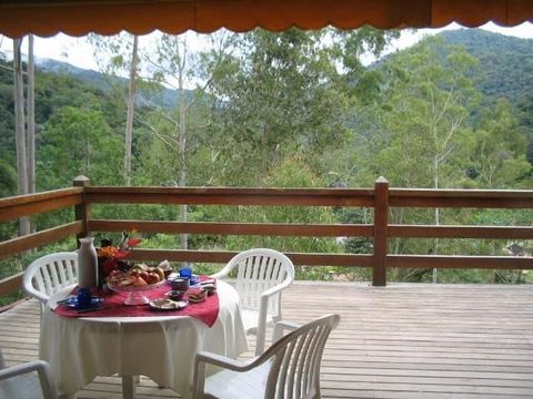 Café da manhã posto no deck, com o vale ao fundo