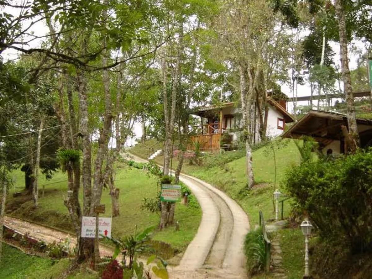 Estrada interna subindo em direção aos chalés