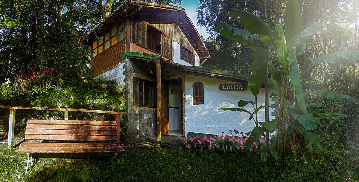 Chalé Lalita, branco com esquadrias verdes