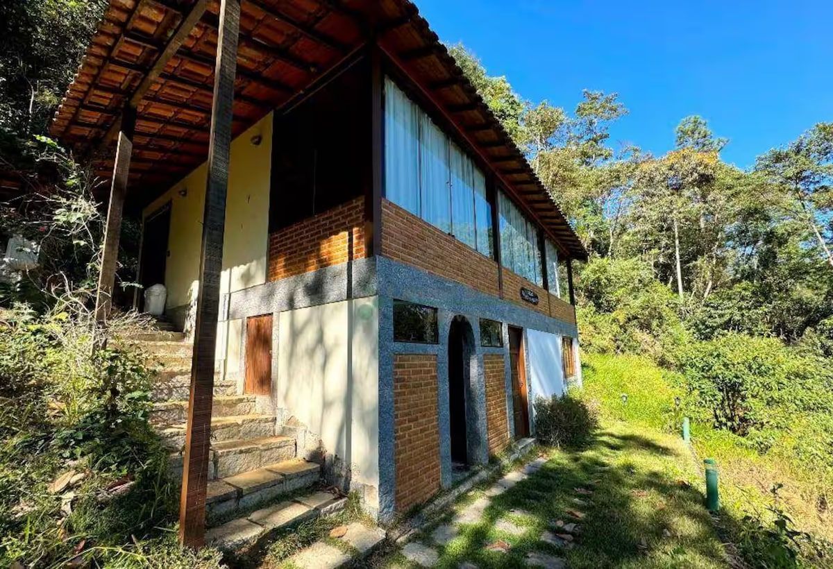 Casa de dois andares na encosta