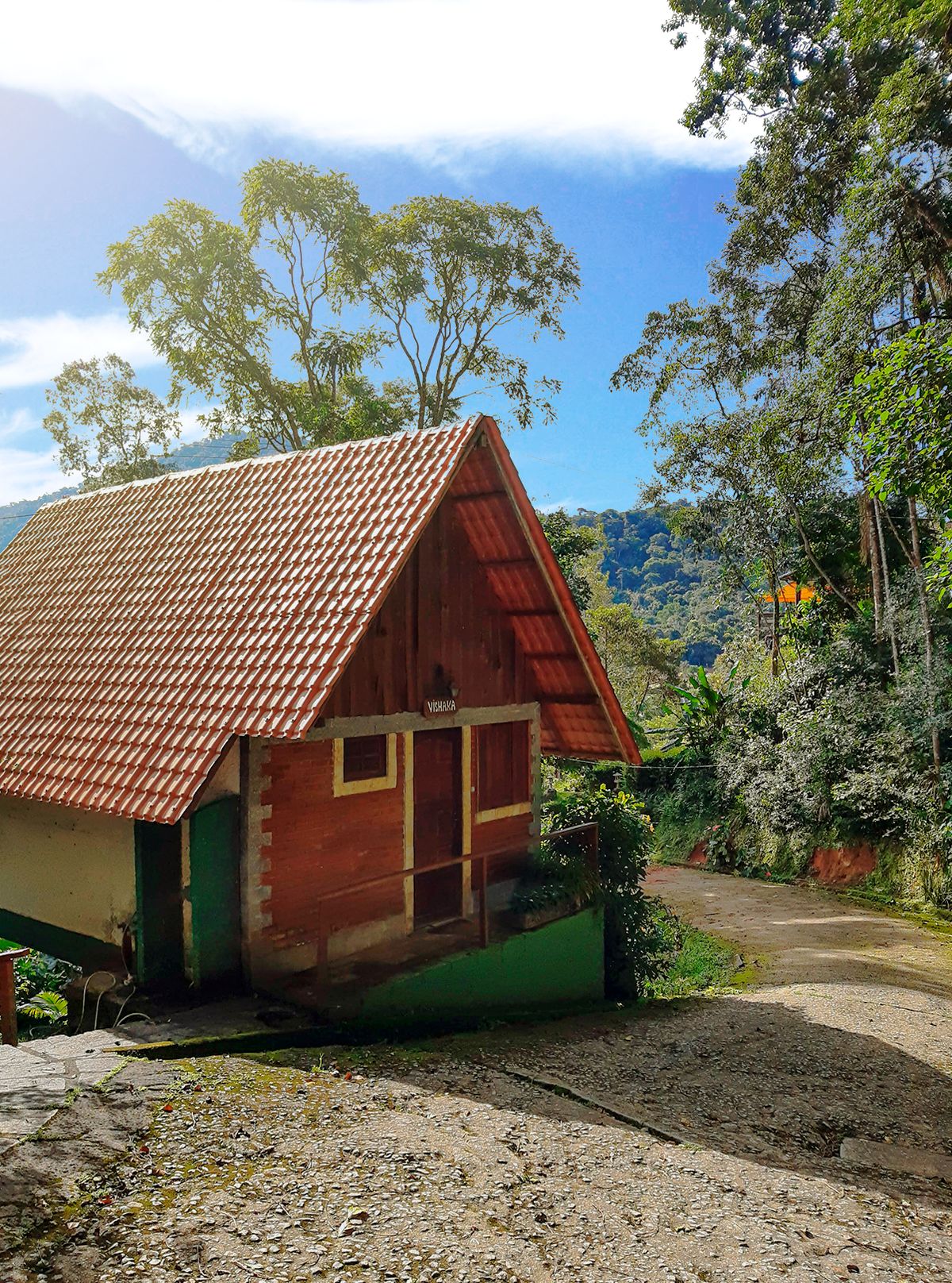 Chalé canadense de telhado alpino — Chalés Canadenses, Gaura Mandir, Teresópolis