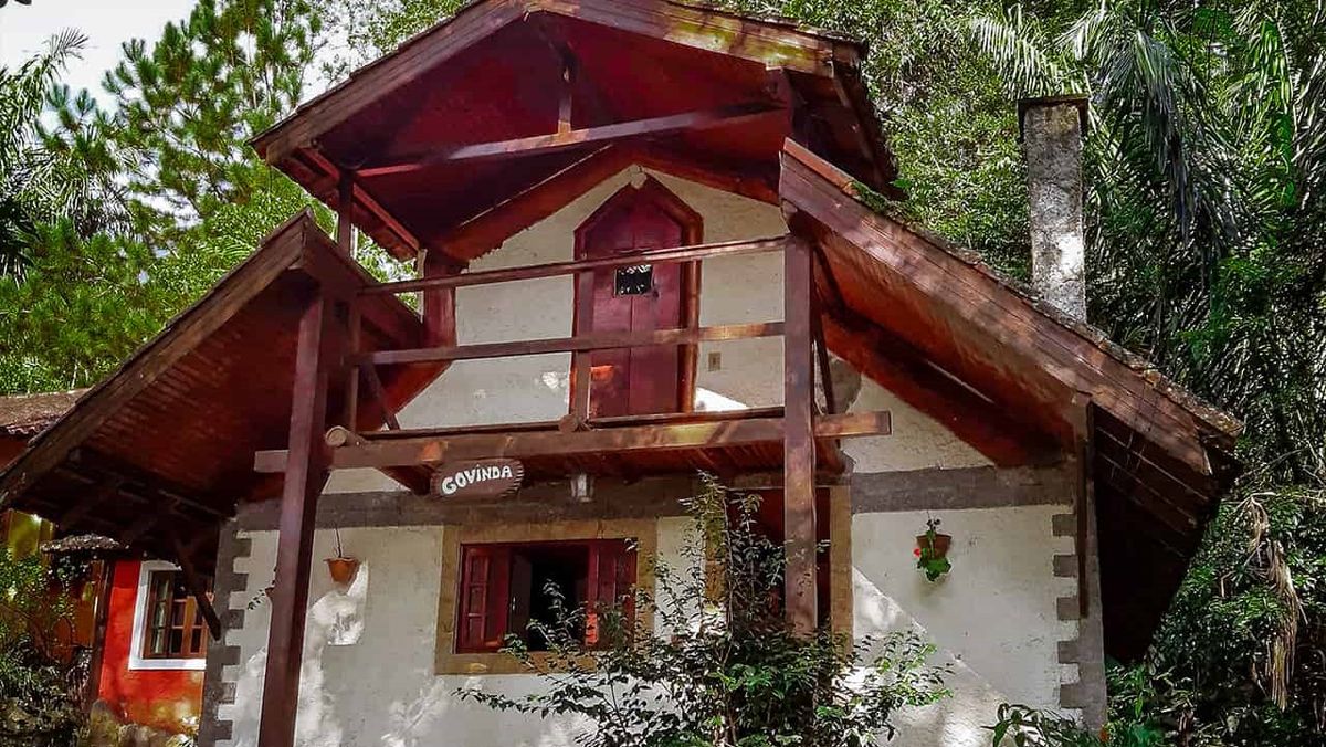 Chalé Govinda, de dois andares, na beira da mata