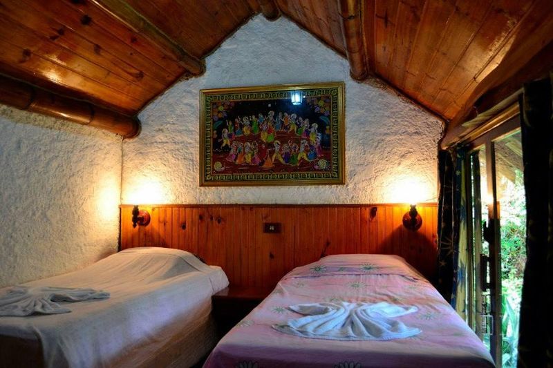 Quarto do Govinda sob o telhado de madeira