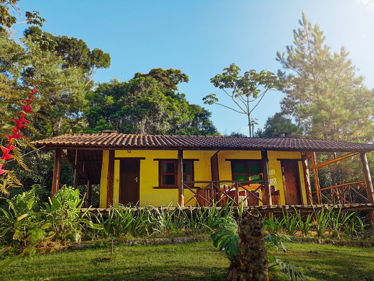Chalé Radha, amarelo, com varanda corrida
