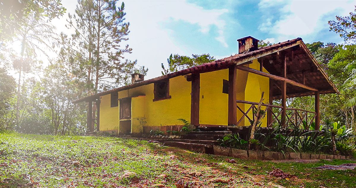 O Radha visto do jardim, na luz da tarde — Chalé Radha, Gaura Mandir, Teresópolis