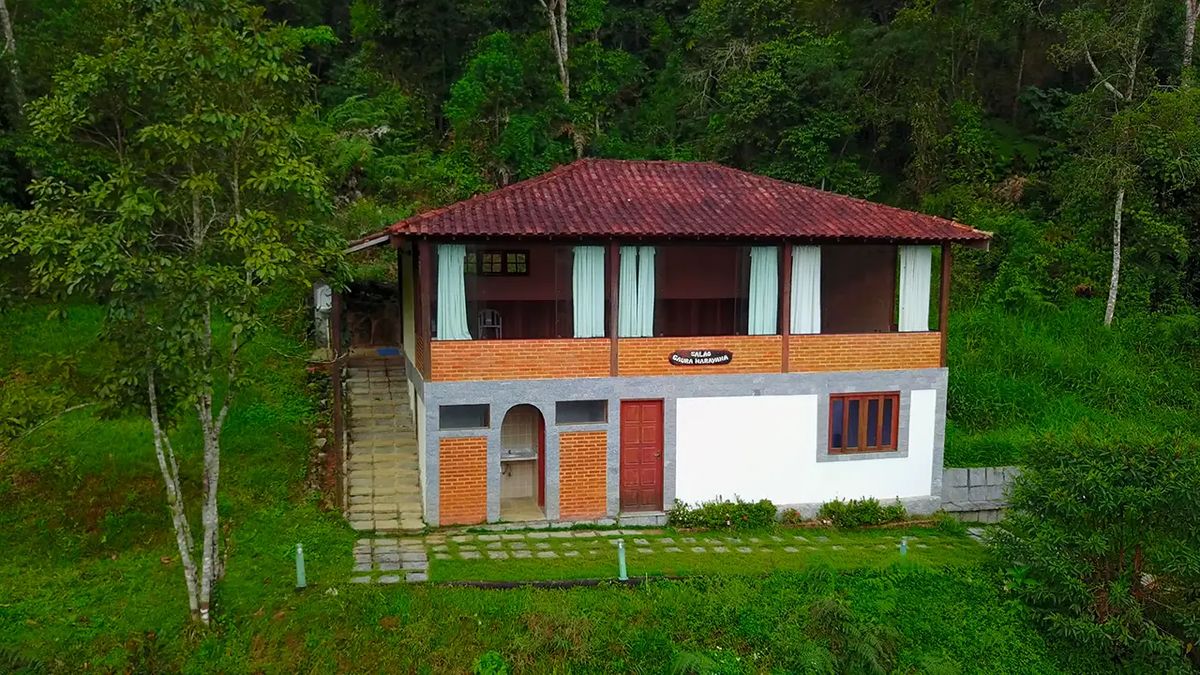 O prédio do Salão Gaura Naráyana visto de cima