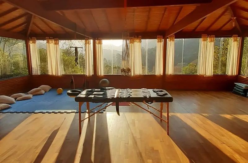 O Salão Gaura Naráyana na luz rasante do fim da tarde