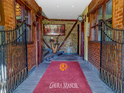 Hall de entrada da sede, com o tapete da casa
