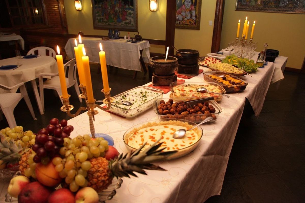 Jantar à luz de velas no restaurante