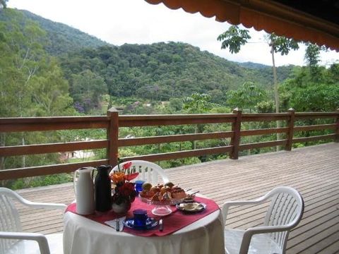 Mesa do café servida de frente para as montanhas
