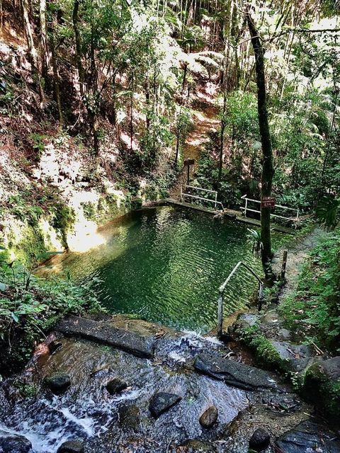 A piscina natural vista do alto da trilha
