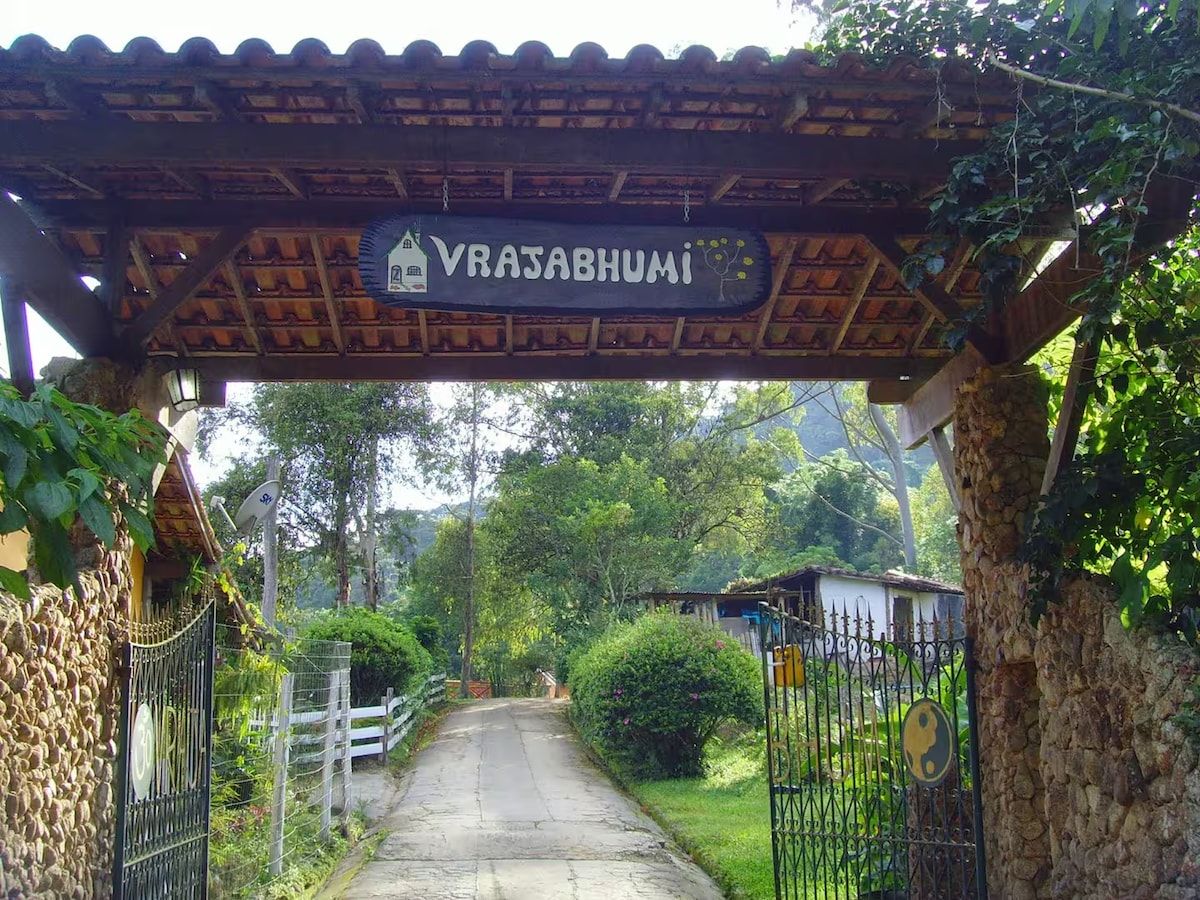 Portal de entrada da Fazenda Vrajabhumi