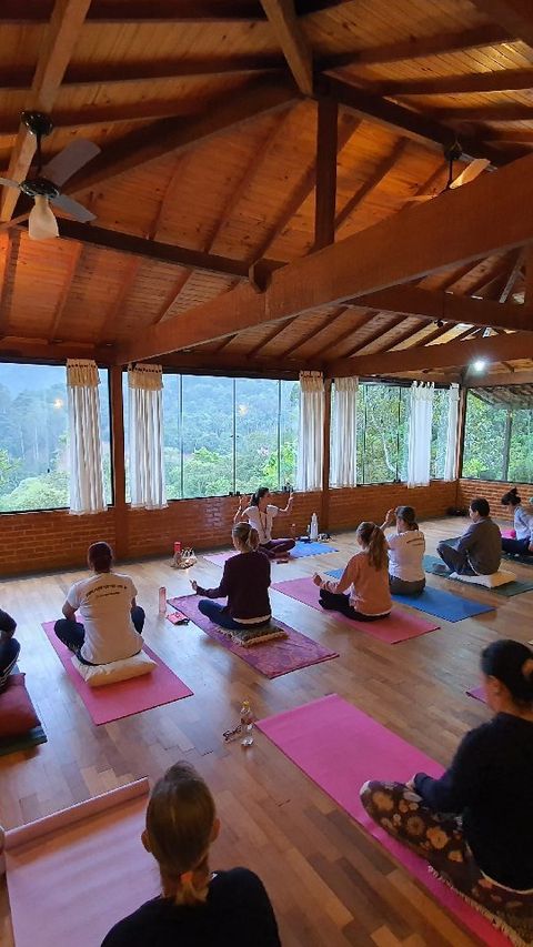 Prática de yoga em grupo no salão panorâmico