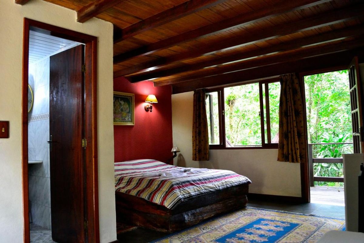 Quarto de parede vermelha e teto de madeira