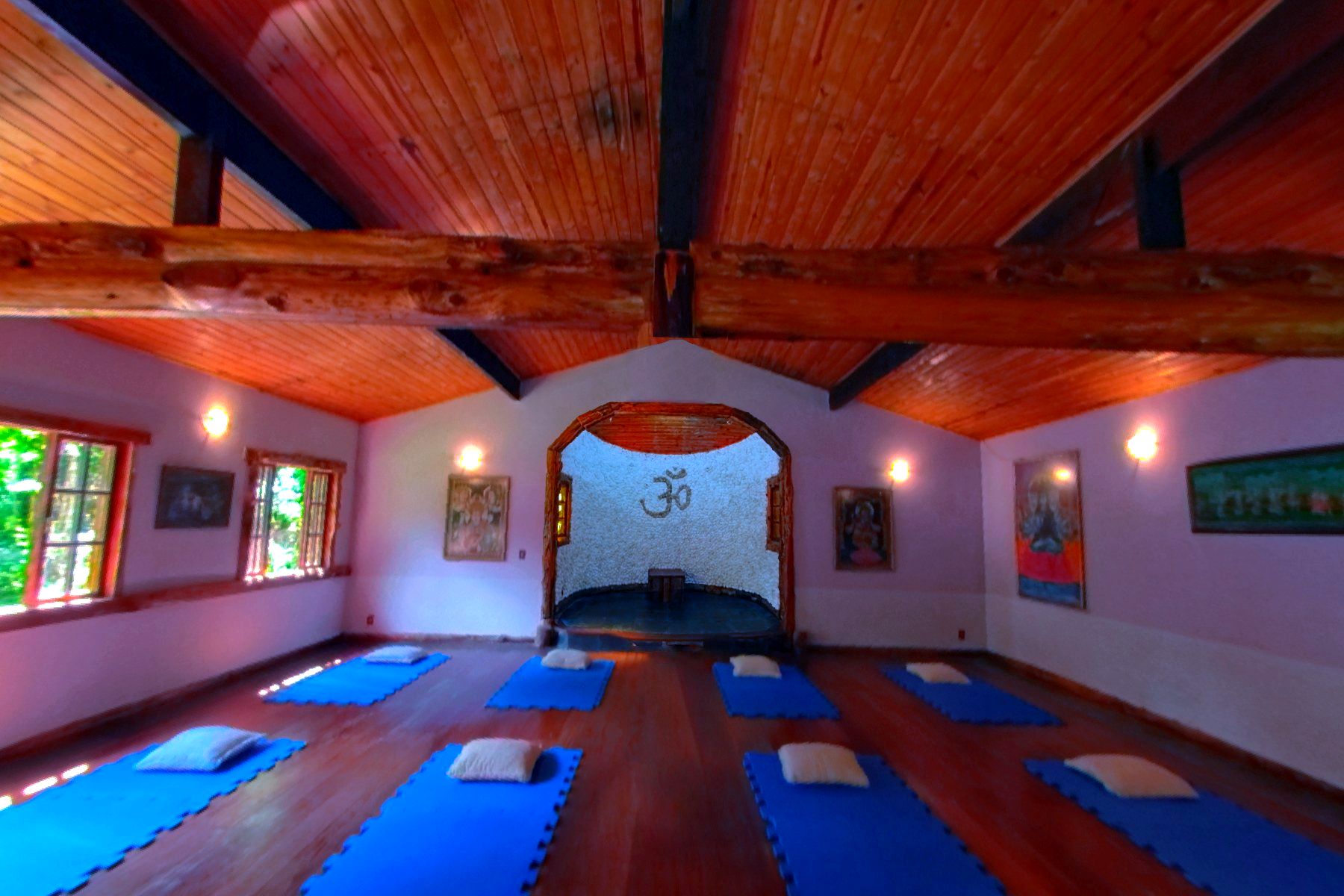 O Salão Radha Yoga inteiro, do fundo à porta