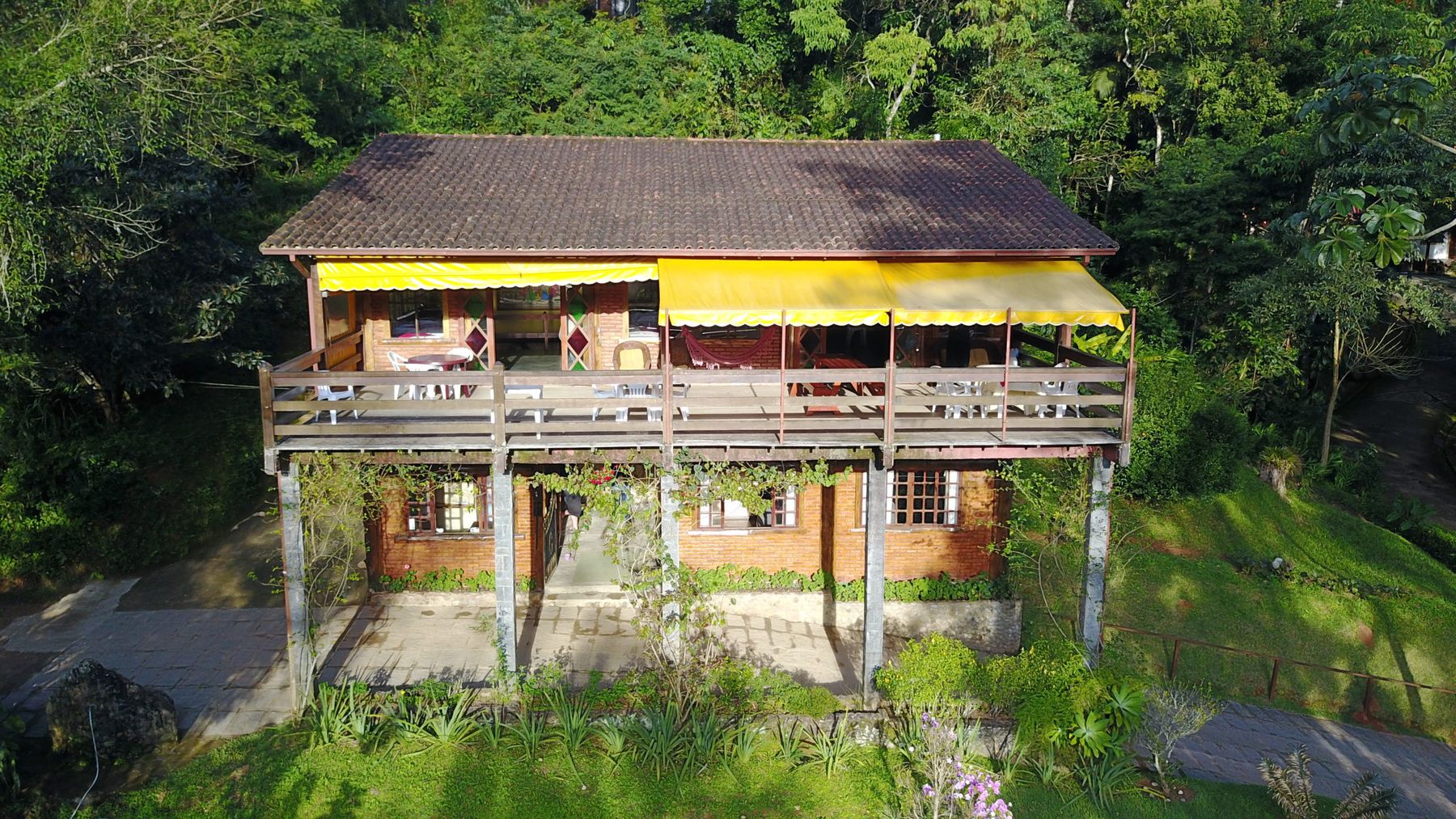 A sede do Gaura Mandir vista de cima, com o deck panorâmico sobre o vale