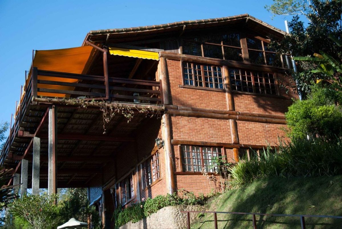 A sede vista de baixo, contra o céu da serra