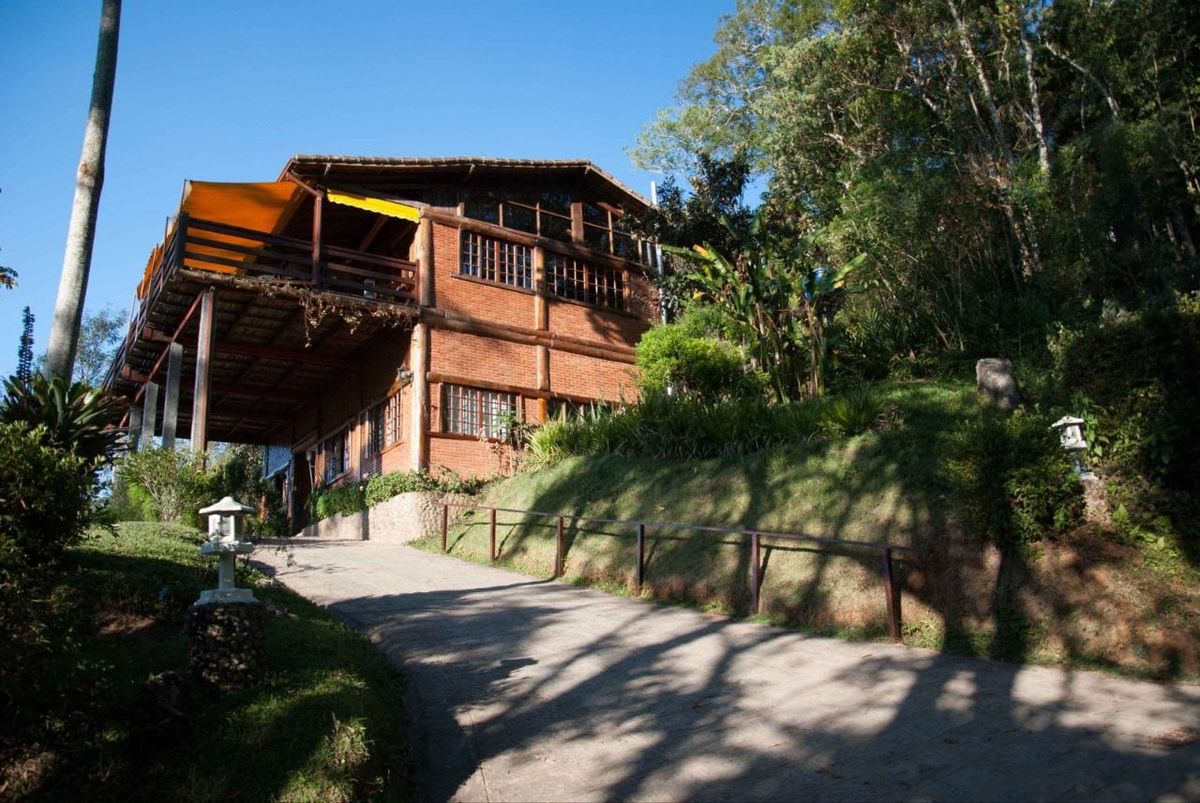A sede em tijolo e madeira, vista da estrada interna