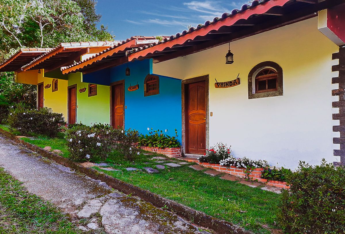 A fileira de suítes panorâmicas com suas portas coloridas