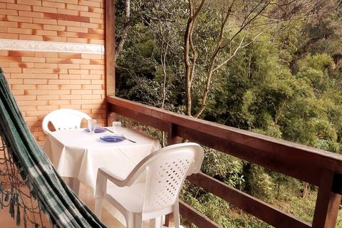 Varanda da suíte, com rede e mesa posta
